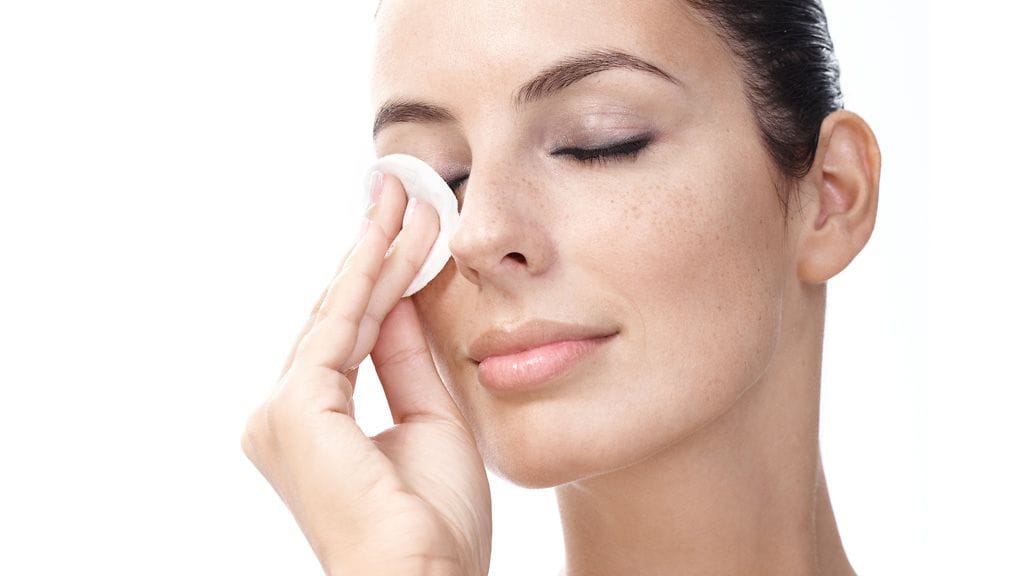 Kasta meikinpoistoainetta vanuun ja anna sen liuottaa hetken aikaa meikkiä ennen kuin pyyhit meikin pois.