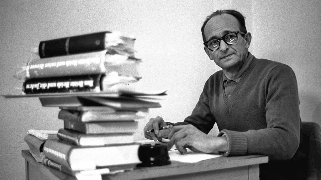 Natsijohtaja Adolf Eichmann kuvattuna vuonna 1961 vankisellissä Jerusalemissa.