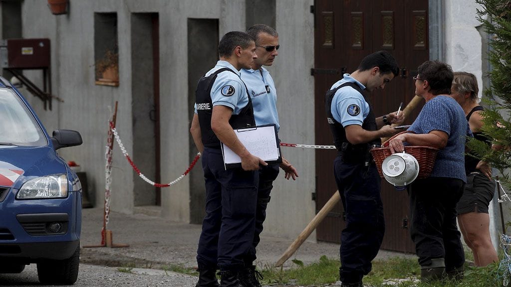Ranskan poliisi puhuttaa Chevalinen kylän asukkaita.
