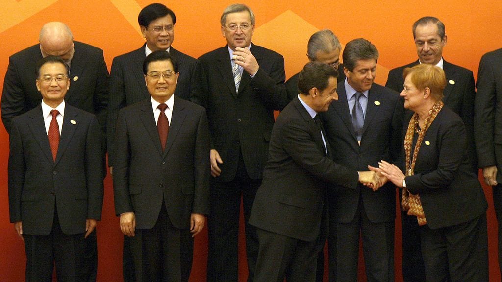 Nicolas Sarkozy kättelemässä Tarja Halosta.