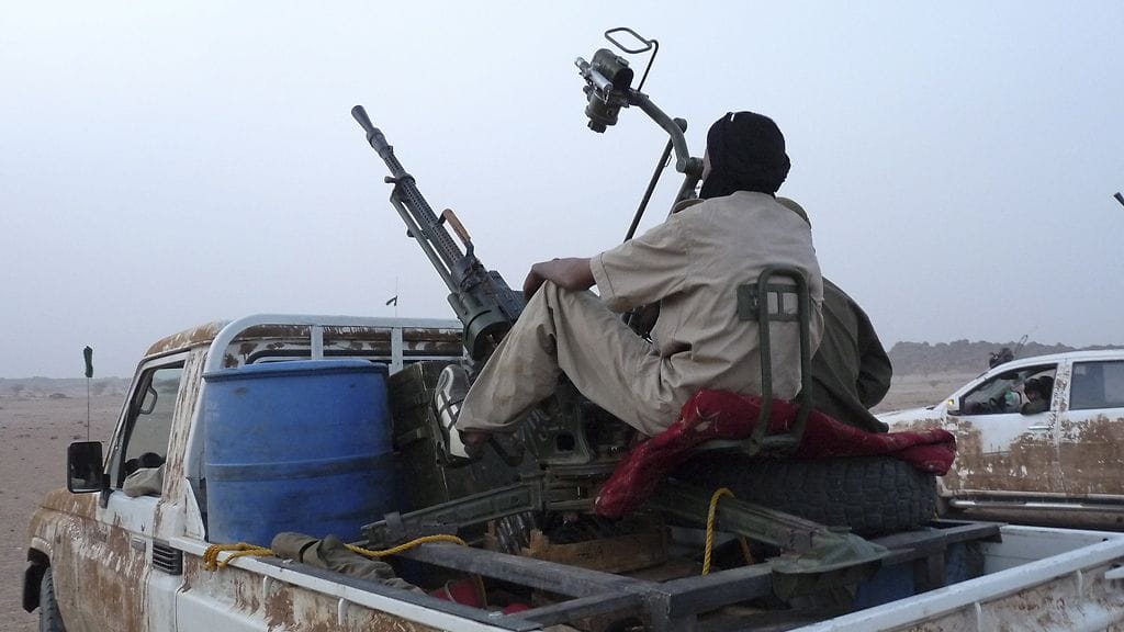 Aseistautunut tuaregikapinalline lava-auton kyydissä Malissa.