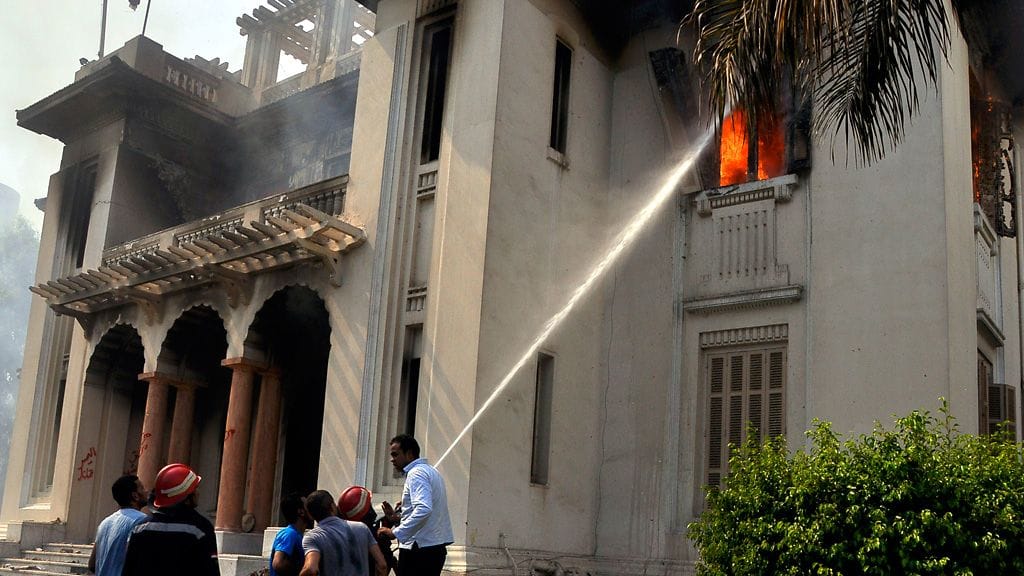Mursin kannattajat sytyttivät tänään hallintorakennuksen tuleen Gizan alueella lähellä Kairoa.
