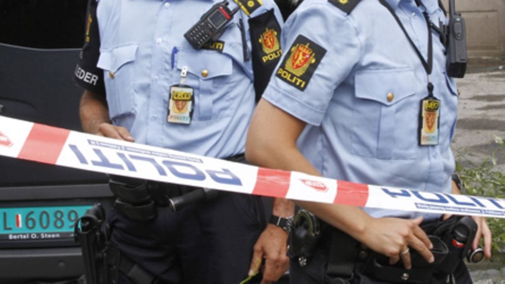 Norjan poliisi jahtaa parhaillaan ruotsinkielistä miestä Oslossa tehdyn veitsi-iskun takia.