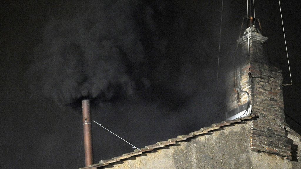 Musta savu kertoi, että paavinvaalin ensimmäinen äänestys ei tuottanut tulosta.