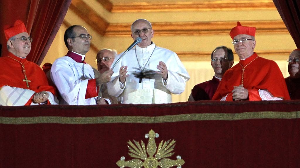Paavi Franciscus I piti ensimmäisen puheensa Pietarinkirkon parvekkeelta 13.3.2013.