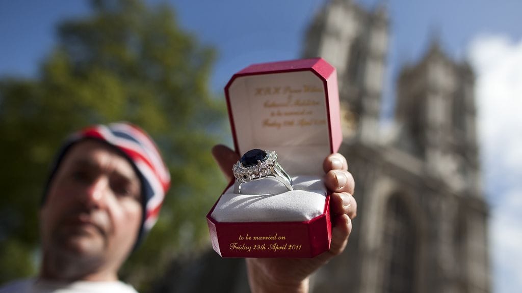 Tässä yksi vaihtoehto matkamuistoksi: kopio Kate Middletonin kihlasormuksesta. Kuva: EPA