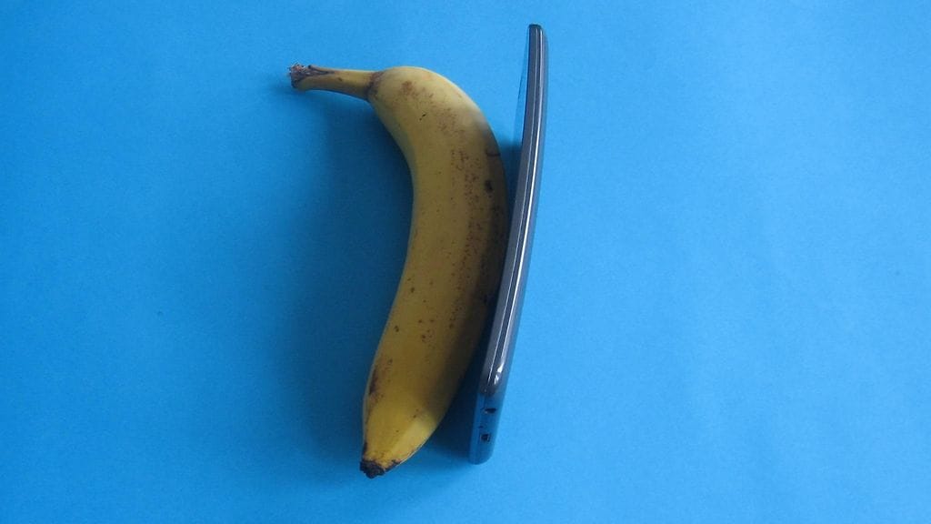 LG G Flex on kaarevalla näytöllä varustettu Android-puhelin. Laitteen koko sivu on banaanin tavoin kaareva.