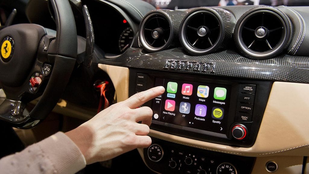 Applen CarPlay -järjestelmä, joka on integroitu Ferrari FF -malliin Geneven automessuilla 4.3.2014.