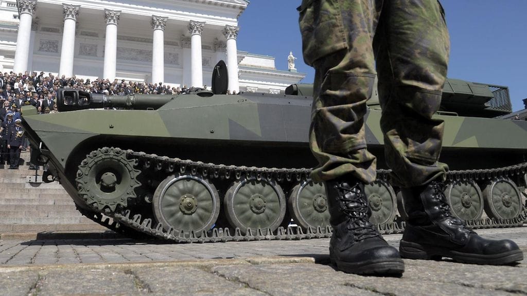 Arkistokuva Puolustusvoimain lippujuhlan päivän ohimarssista Senaatintorilla kesällä 2012.