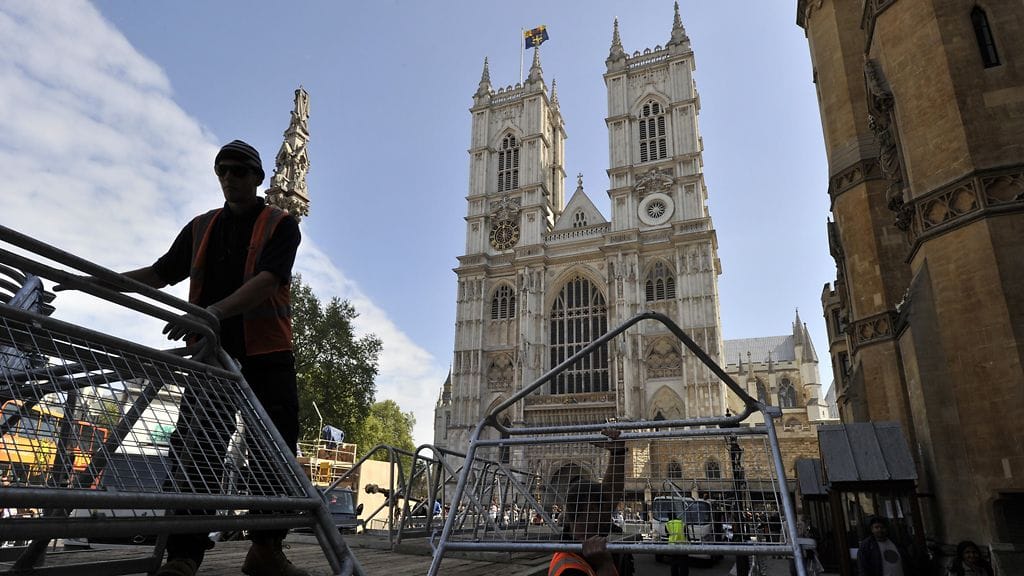 Vihkiäispaikkana toimivan Westminster Abbeyn eteen pystytetään turva-aitoja 27.4.2011. Kuva: EPA