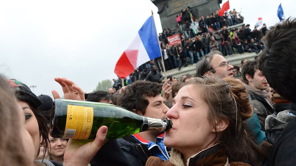 Kannattajat juhlivat Francois Hollanden voittoa Ranskan presidentinvaaleissa.