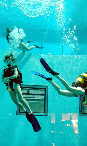 Sukeltelua Nemo 33 -altaassa.