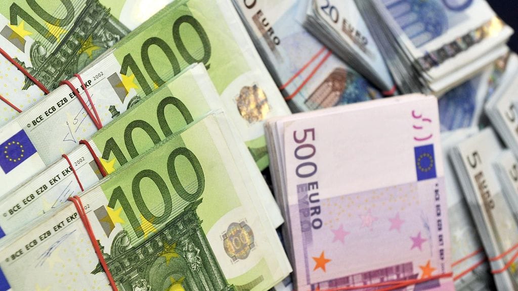 Palkat, luontoisedut ja rahabonukset ovat nousseet katkeamatta viiden vuoden ajan.