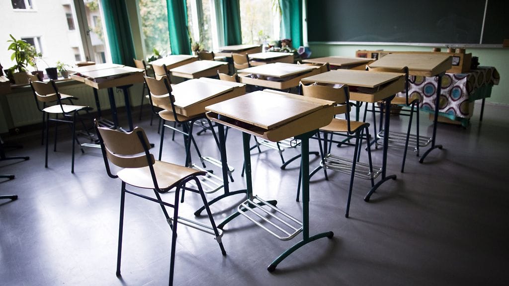 Poliisi tutkii oppilaan poistamista Alppilan koulun ruokalasta pahoinpitelynä. Kuvituskuvaa.