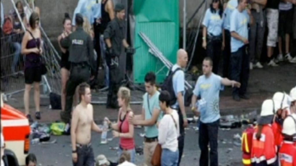 Useita kuoli väentungoksessa Love Parade-festarilla. EBU