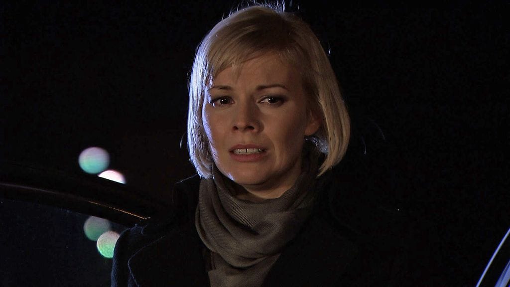 Isabella päätyi jättämään miehensä ja poikansa Camillan kiristyksen myötä.