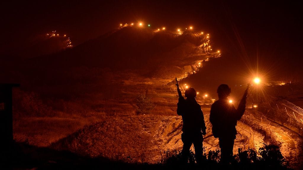 Etelä-Korean sotilaita partioimassa raja-alueella.