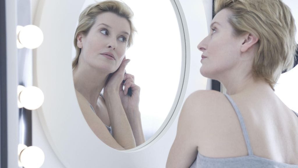 Aktivoimalla päänahan ääreisverenkiertoa hiukset voivat paremmin. Kuvituskuva.