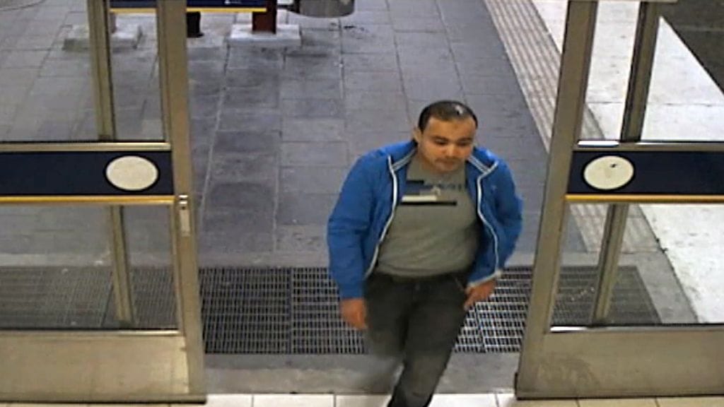 Ruotsin poliisi on etsintäkuuluttanut tämän miehen häikäilemättömästä ryöstöstä epäiltynä.