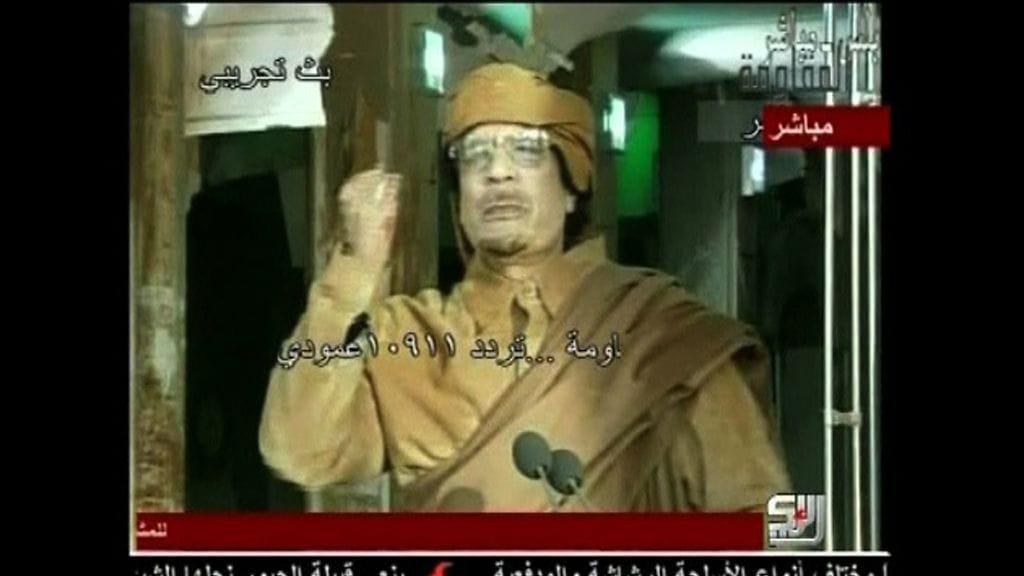 Piileskelevä Gaddafi piti puheita kannattajilleen.