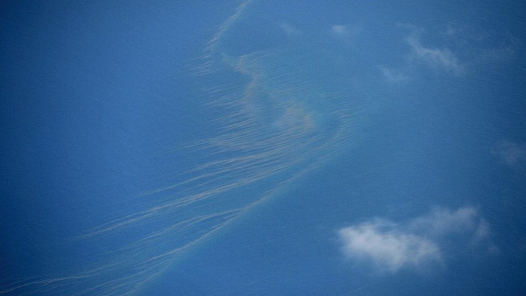 Kuvituskuvassa ilmakuvaa öljyvanasta, joka löydettiin merestä malesialaiskoneen etsintöjen aikana.