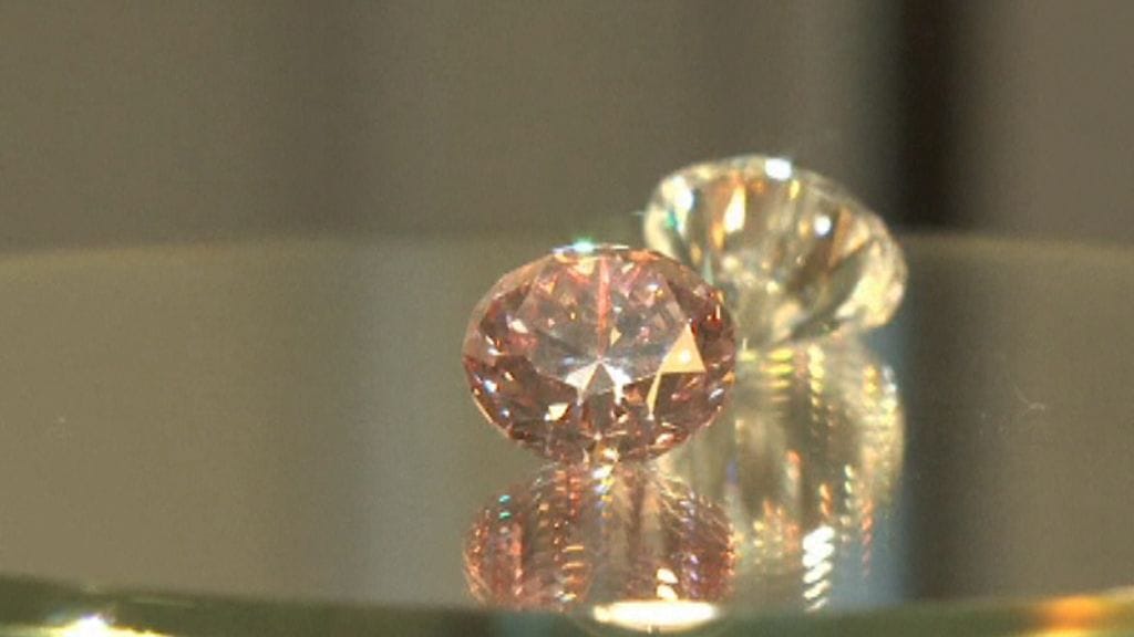 Pinkin 12.04 karaatin timantin takana kirkas 11.85 karaatin timantti.