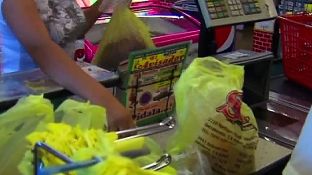 Muovikassit katoavat kaupoista Los Angelesissa.