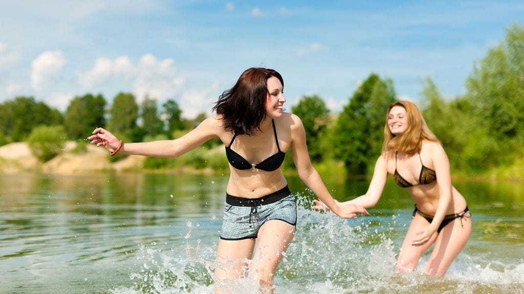 Aubaden bikiniyläosassa on suurikokoinen koriste.