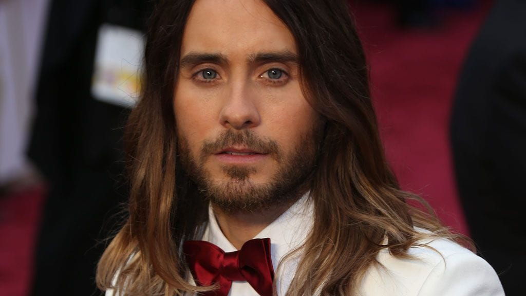 Jared Leto edusti Oscar-gaalassa valkoisissa.
