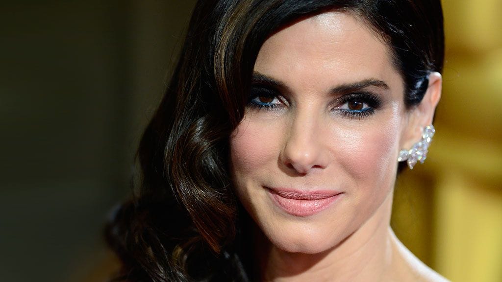 Sandra Bullock valitsi yllättäen tummansinistä Oscar-gaalaan.