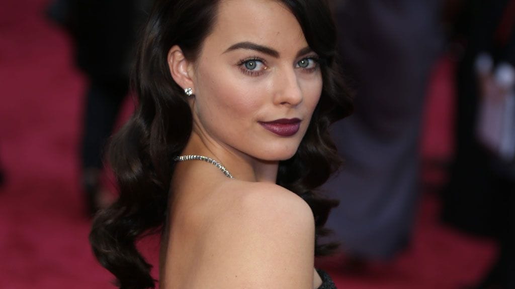 Brunetiksi muuntautunut Margot Robbie edusti tummanpuhuvassa lookissa.