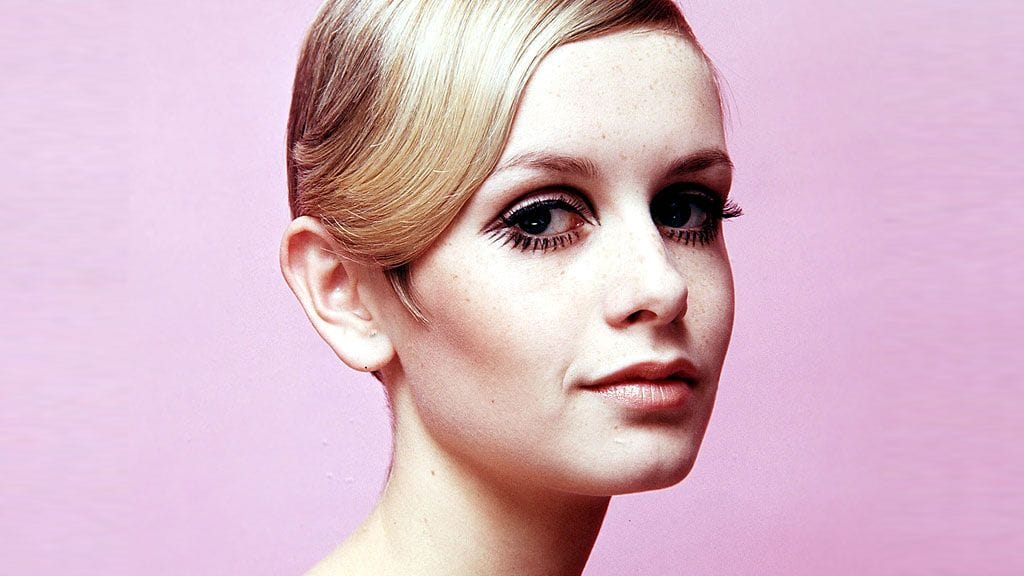 Twiggyä pidetään kaikkien aikojen ensimmäisenä huippumallina – eikä turhaan.