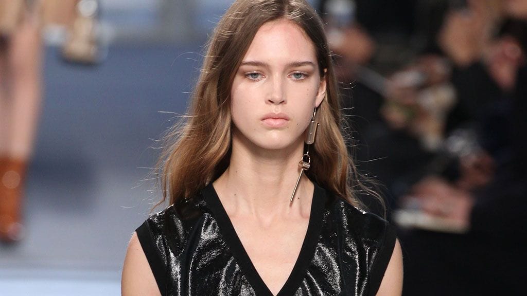 Kiiltävät materiaalit olivat Louis Vuittonin uusimman malliston tukipilareita.