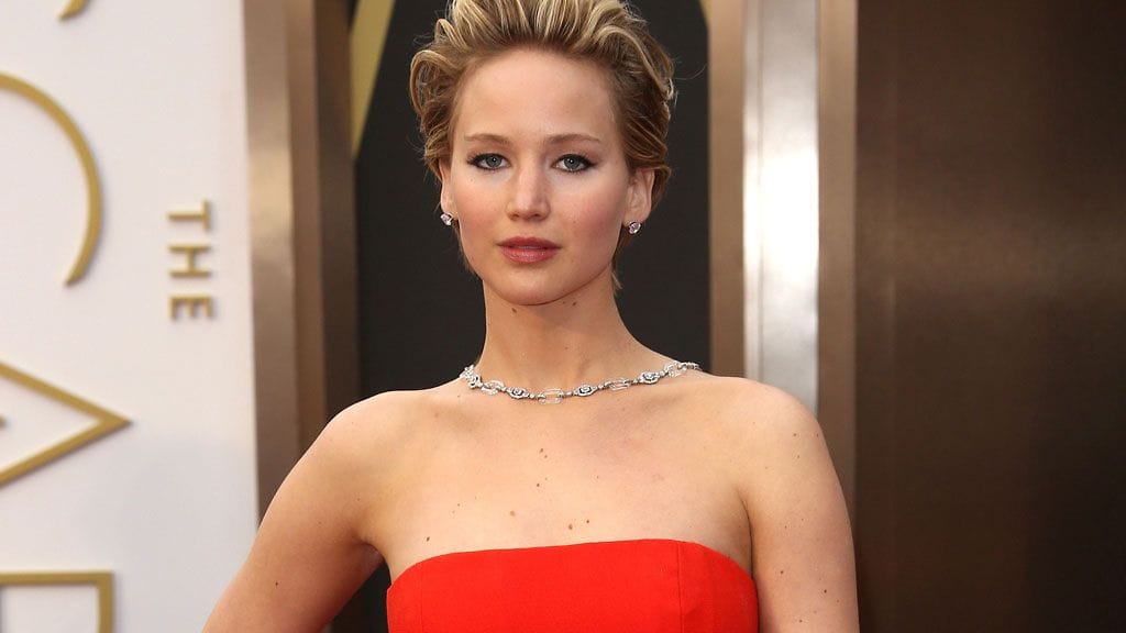 Jennifer Lawrence oli häikäisevä näky kirkkaanpunaisessa iltapuvussaan Oscar-gaalassa.