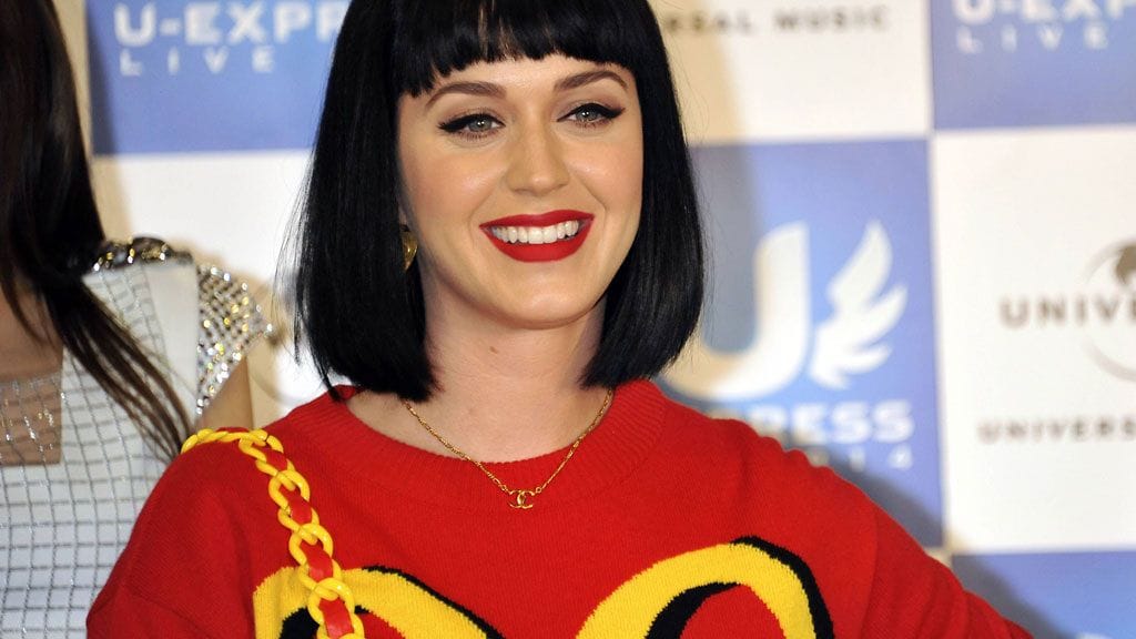 Katy Perry edusti viihtyy Moschinon uutuuksissa.