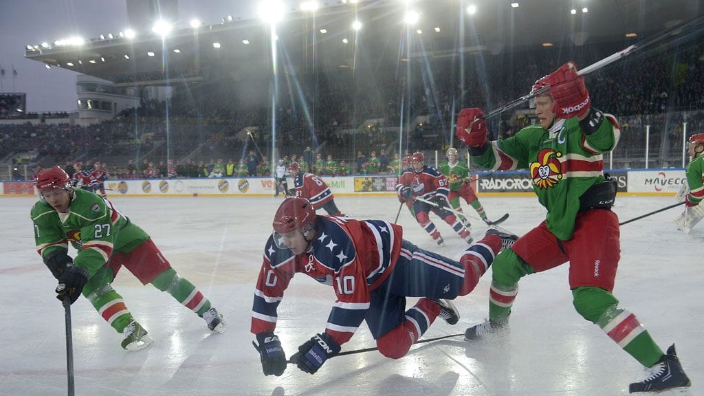 HIFK:n Teemu Ramstedt kaatui Ossi Väänäsen (oik.) ja Vladislav Nagyn välistä.