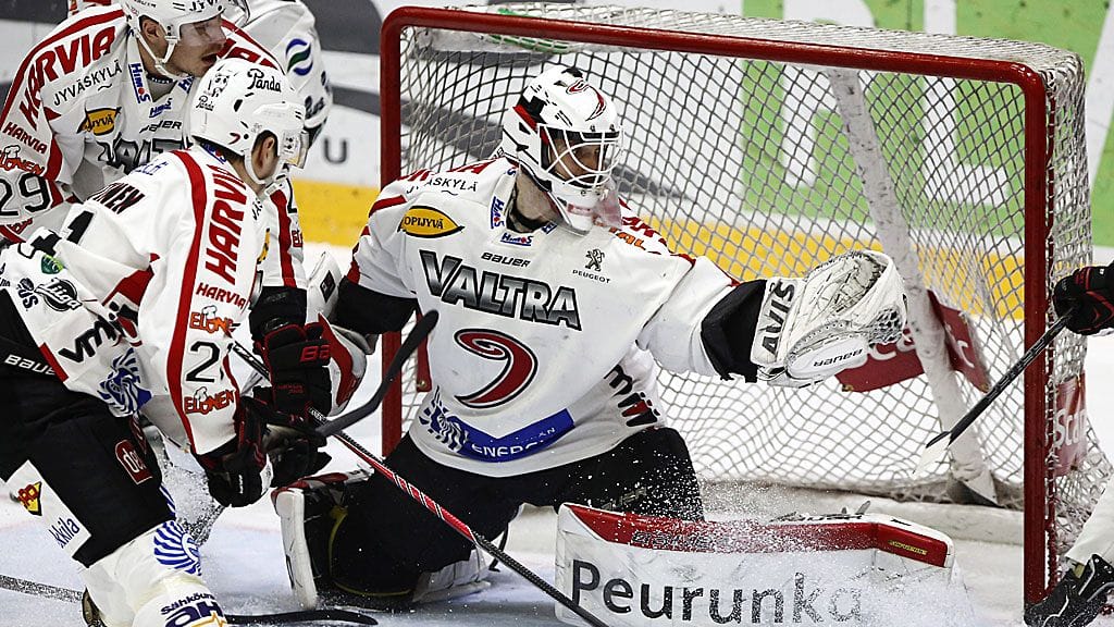 Tuomas Tarkki vartioi JYPin maalia.