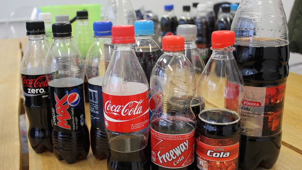 Raadin makuasiantuntija Akseli Herlevi tunnistaa aidon Coca-Colan myös kuuntelemalla juoman kuplintaa. "Olen kolakuiskaaja" , Herlevi tunnustaa.