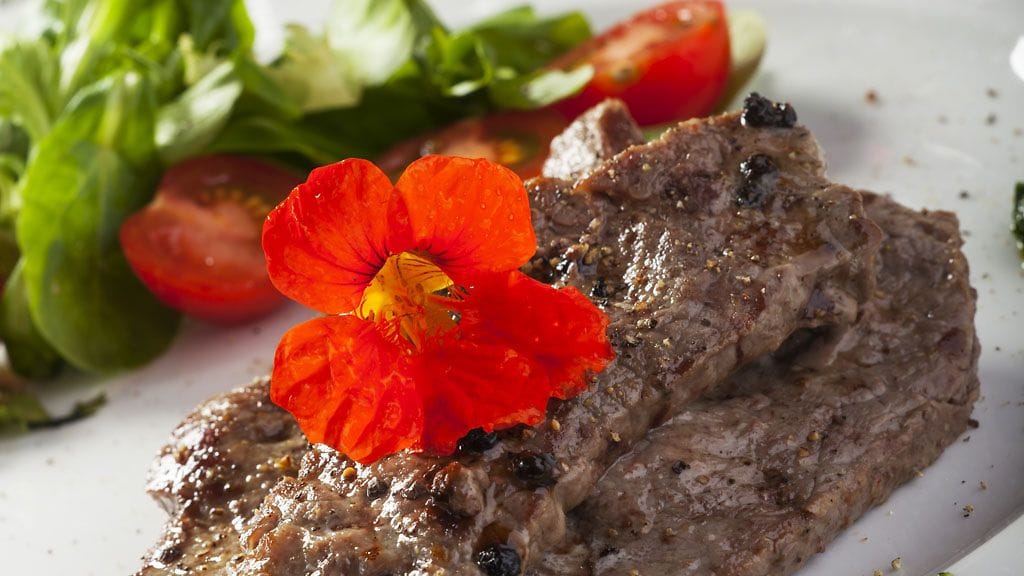 Köynnöskrassissa on pippurinen maku, jonka ansiosta se sopii mahtavan hyvin suolaisiin ruokiin.