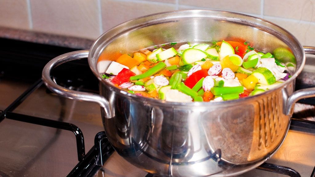 Itse tehty kasvisliemi maistuu paljon paremmalta, kuin kaupasta ostettu.