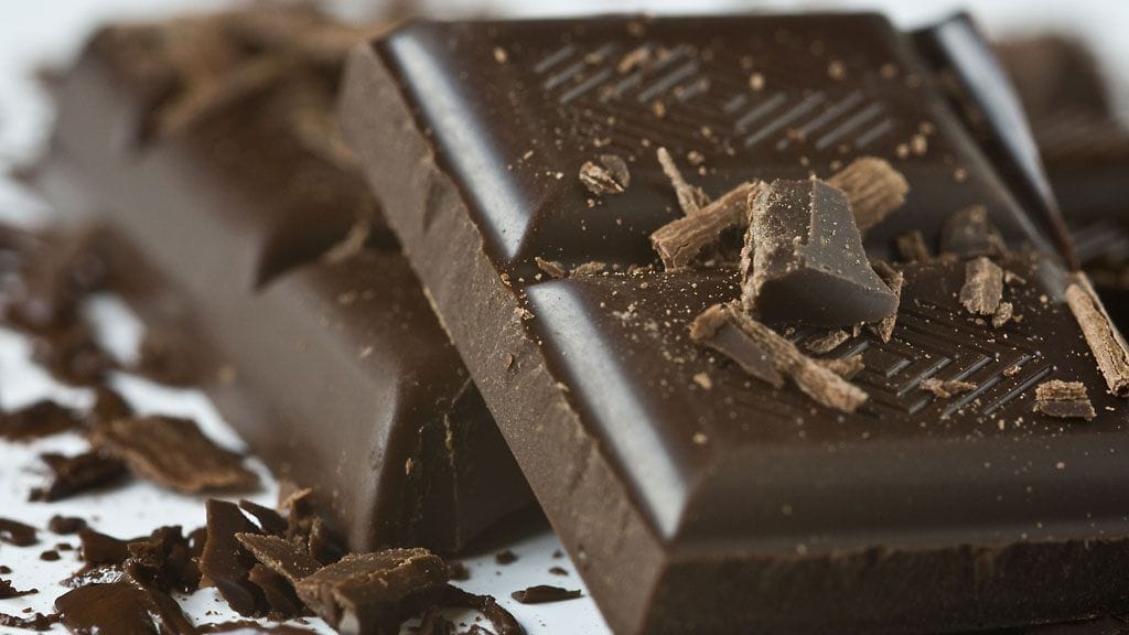 Tummasta suklaasta on tarjolla valtavasti eri variaatioita.