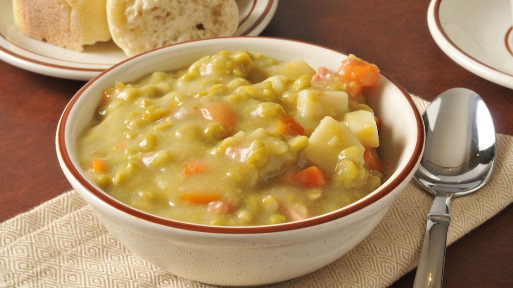 Hernekeitosta saa maistuvampaa, kun sinne lisää joukkoon rouskuvia suomalaisia vihanneksia.