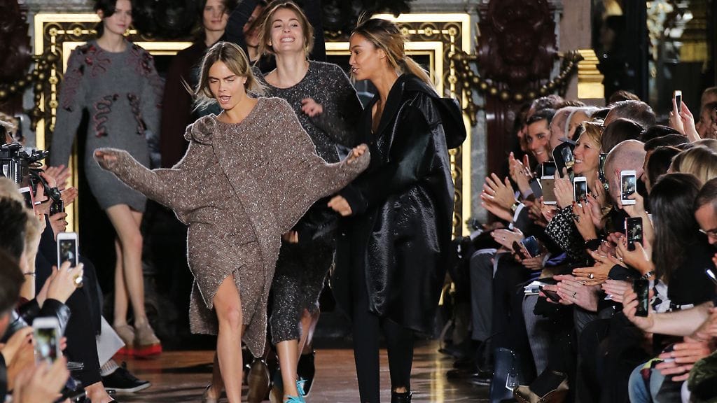 Cara Delevingne avasi Suvinkin tähdittämän Stella McCartneyn näytöksen.