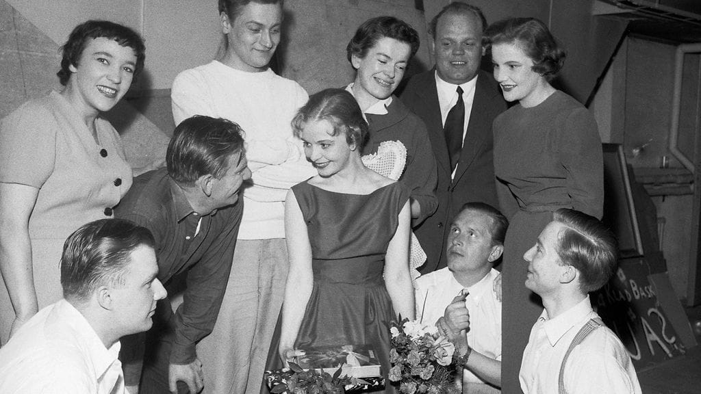 Intimiteatterin "Bobossen"-näytelmän sadas ja viimeinen esitys vuonna 1956. Näyttelijät ryhmittyneenä näyttelijätär Aino-Maija Tikkasen, joka jättää Intimiteatterin, ympärille. Kuvassa mm. Eila Pehkonen (vas), Pentti Irjala, Jussi Jurkka, Mirjam Himberg, Maija Karhi ja Leo Jokela (kyykyssä 3.oik).