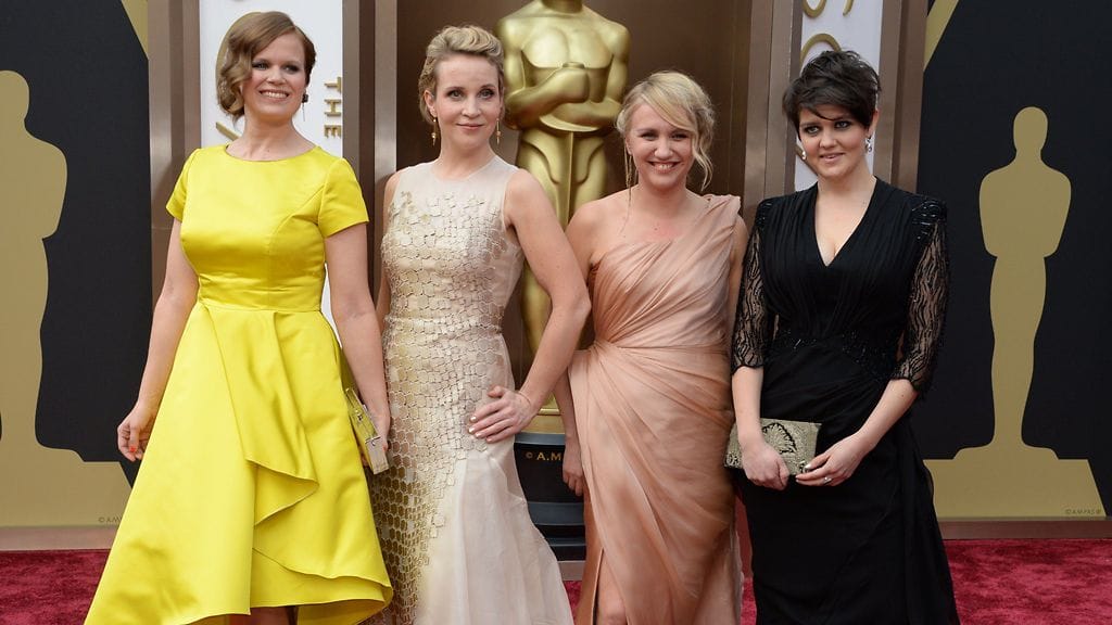 Pitääkö mun kaikki hoitaa? -tiimi punaisella matolla.