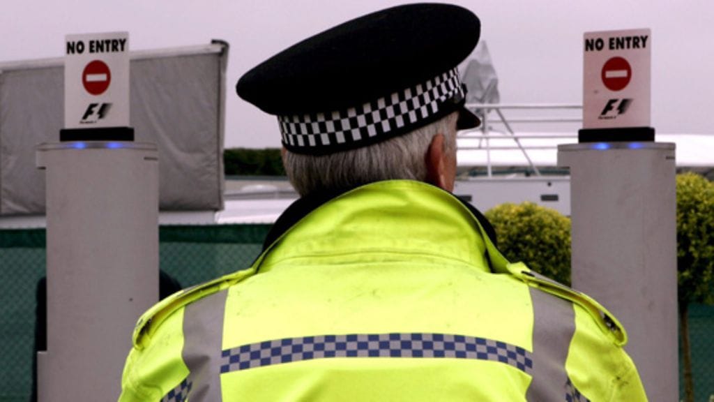 Kaksi nuorta poikaa, 16 ja 17 vuotta, sekä kolme 14-16 tyttöä vietiin sairaalaan hoitoon muun muassa luunmurtuminen sekä pään alueen vammojen takia. Kuvituskuva.