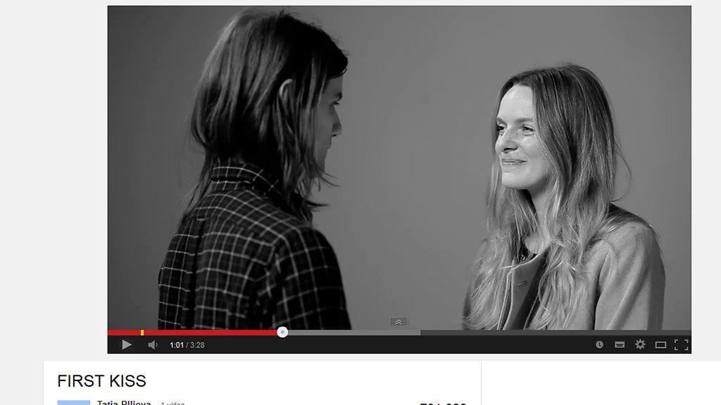 First Kiss -video, kuvakaappaus YouTube-sivustolta
