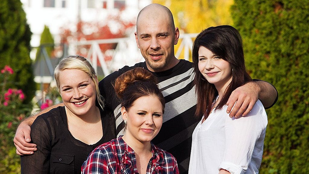 Maajussi-Tuomas morsianehdokkaidensa Hannan, Heidin ja Helin kanssa.