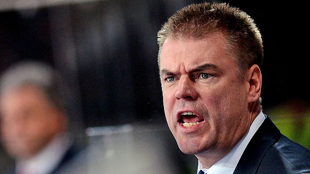 Raimo Helminen sylkee riimiä uudella versiolla Ilves iskee -kappaleesta.