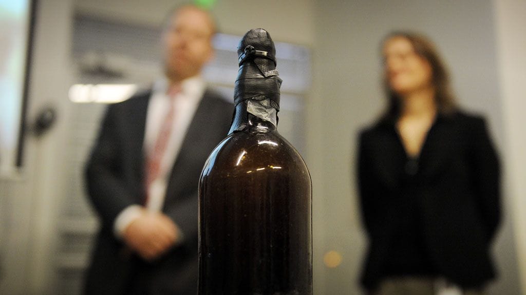 Osastopäällikkö Rainer Juslin (vas.) Ahvenanmaan maakuntahallituksesta ja VTT:n asiakaspäällikkö Annika Wilhelmson esittelivät Ahvenanmaan saaristosta laivanhylystä kesällä 2010 löydettyä, maailman vanhimpiin kuuluvaa olutpulloa VTT:n tiloissa Espoossa 8. helmikuuta 2011.
